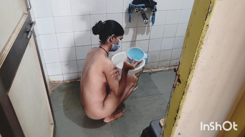 Desishycouple: Seksi Shivani Devar'ın önünde banyo yapıyor.