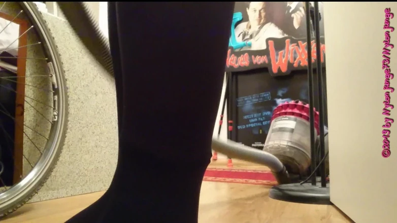 Carmen_Nylonjunge: Erotic Vacuuming in Blue Fine Pantyhose