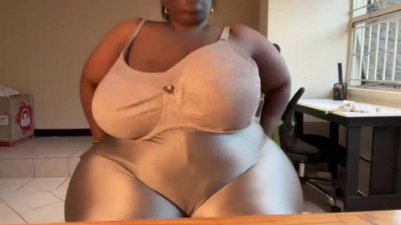 Legendary Booty Overdose: Une tatie noire joue avec un vibromasseur et gémit