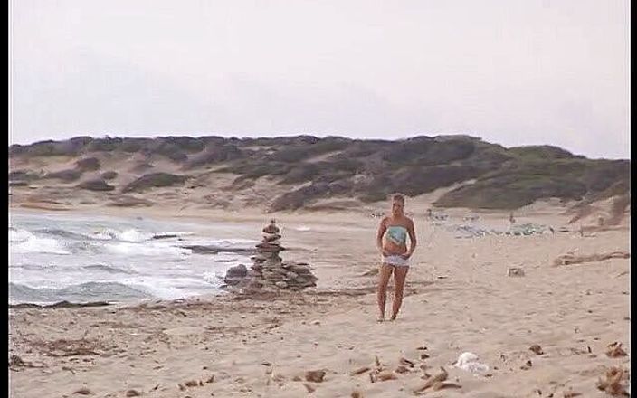 Dirty Teeny: Deslumbrante adolescente sendo fodida na praia