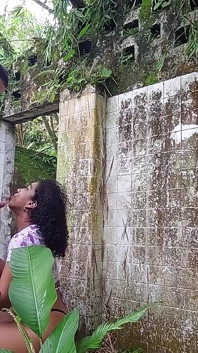Columbianul face sex fără prezervativ într-o casă abandonată