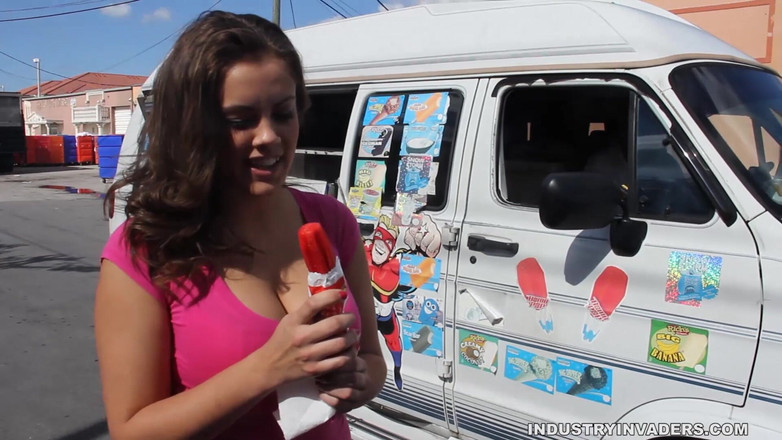 Naked Hustlers: All Natural Thick