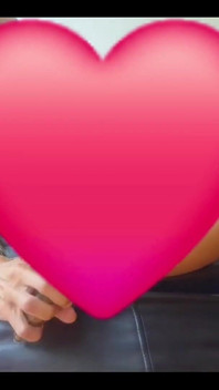 Eu estava tão excitada que tive que foder minha bunda apertada com uma banana. Me senti tão bem e me fez gemer tanto. Espero que você goste de assistir M