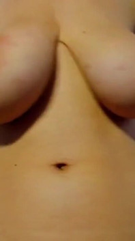 Myla_angel zeigt mit heißen möpsen!