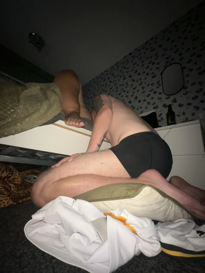 Filthy British Couple: 饥渴的dom妻子把奴隶老公跪在地上，这样他就可以崇拜她的阴户