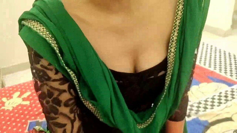 Saarabhabhi6: Une belle-mère laisse l'ami de son propre beau-fils à la maison...