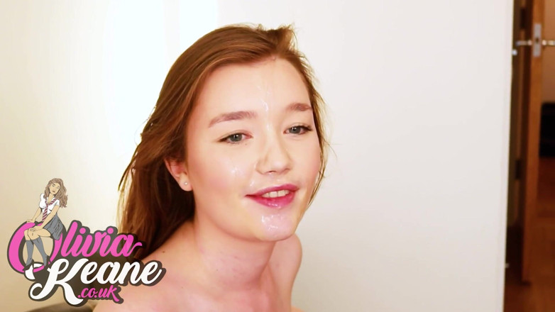 Olivia Keane: 18 岁的 olivia 吮吸一个满是男人的房间