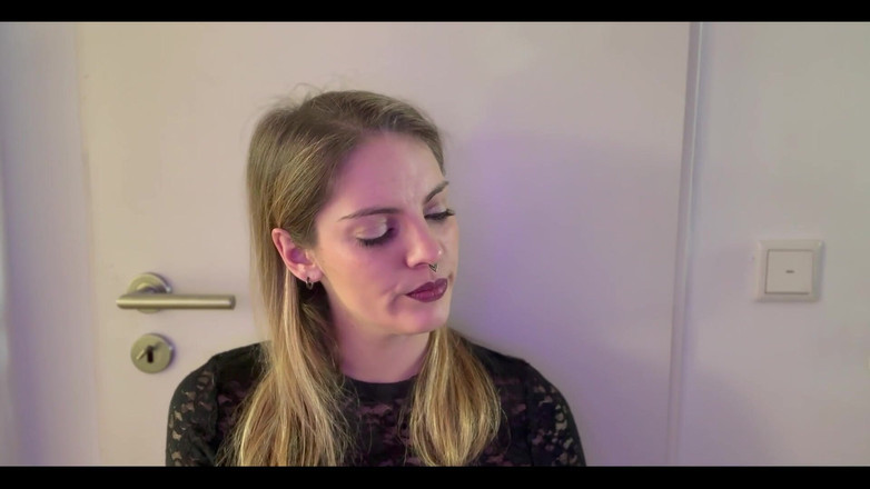 Naughty Natascha: Sudut pandangan dekat merokok dalam Black Lace