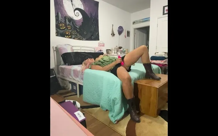 Dominator13: Blonde Masturbates Her Slutty Cunt While Cooking