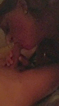 Istri hot kepergok nyepong kontol di kegelapan