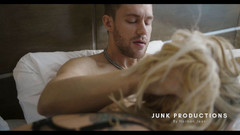 Junk Productions: Sexy MILFka s tetováním saje obrovského bílého ptáka