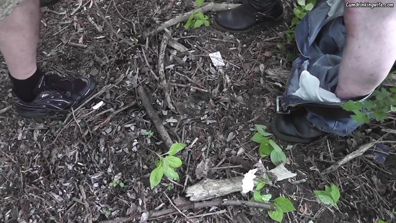 Cumdrinking Wife: Dikongkek gangbang oleh orang asing di dalam hutan