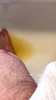 男人撒尿他的白人鸡巴和放屁