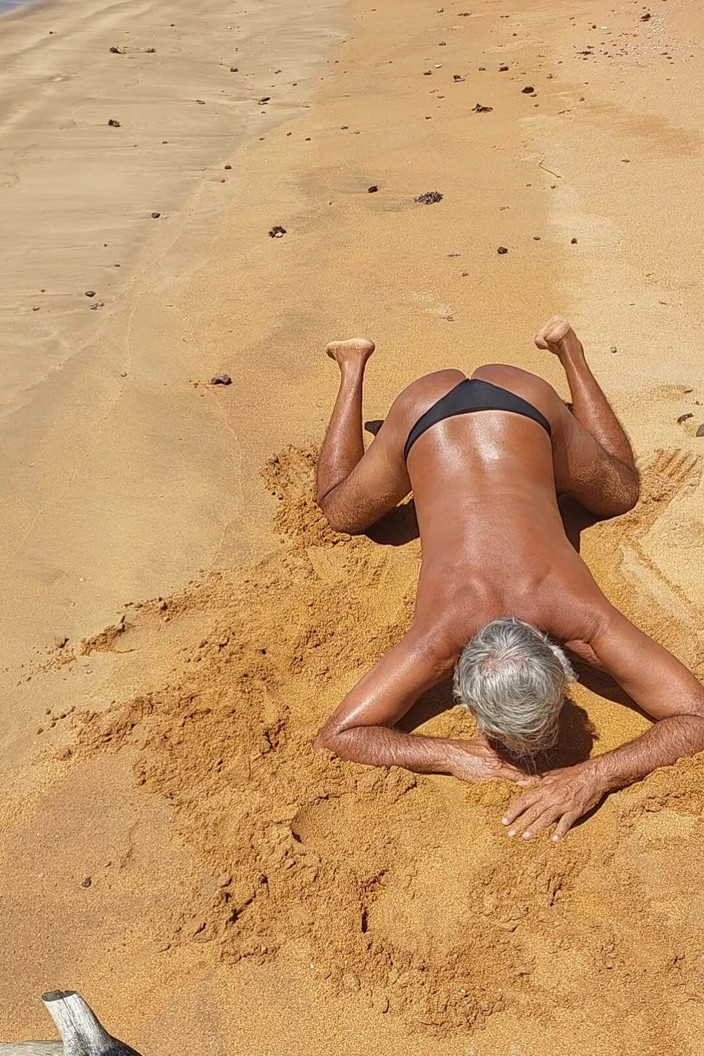 Ladysilvas: Ladysilva w majtkach na plaży Opalanie Jej gorący tyłek