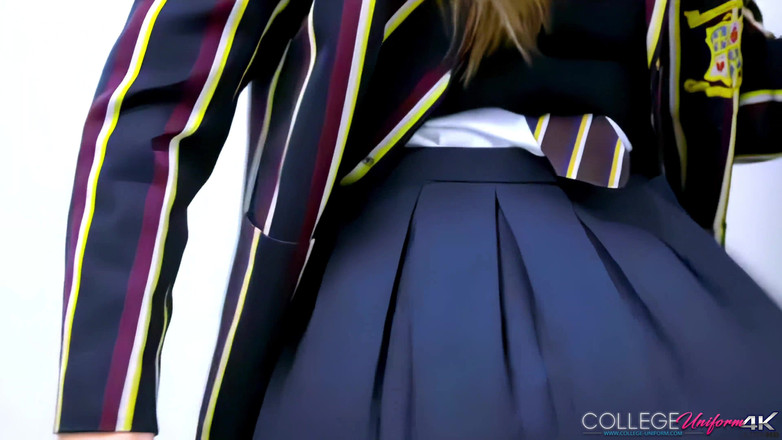 College Uniform: スカートを膨らませるものは何?ソフィア・スミス出演