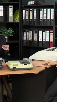 Impresionante milf con grandes tetas es follada analmente en la sala de la secretaria