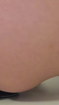 Masturbasi dildo anal dengan kaus kaki putih