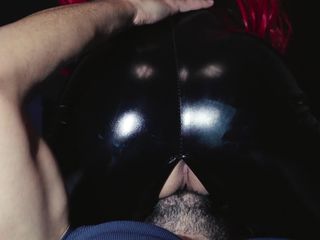 Jay Kate: Fată roșcată în latex linsă până la orgasm - videoclip