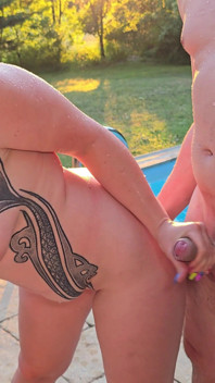 Lelaki cuckold saya merakam kekasih yang meniduri saya dengan kuat di teres kolam renang