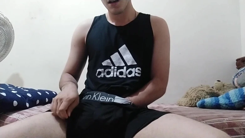Leo J: 我在锻炼后抚摸并自慰