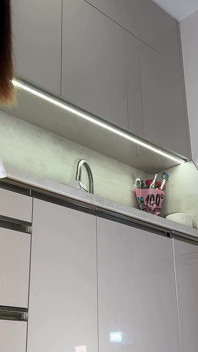 Hete en schattige mooie nieuwe vrouw met grote tieten doet haar g-string uit om haar strak geschoren poesje in de keuken te laten zien