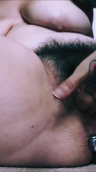 Aku lagi asik ngentot memek berbuluku pakai dildo ukuran raksasa