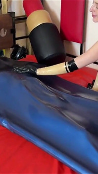 Dvě latexové bohyně, Latexové Oblečení, Pot, Latexová vakuová postel