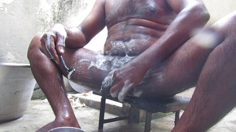 Tamil x cock: 熟女のホットマンが入浴してチンポの毛を消す