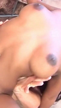 Busty gỗ mun milf cưỡi con cu cứng cho khuôn mặt
