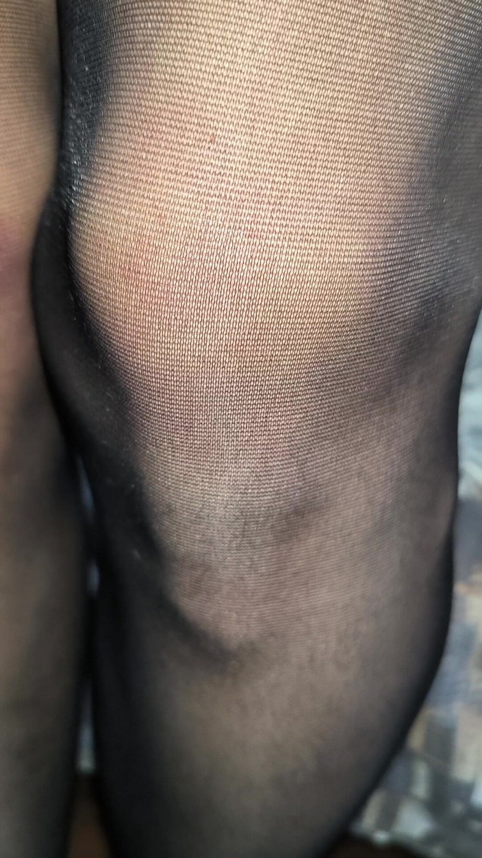 PantyhoseJuicyCummer: Encontrei essas meias-calças pretas e brilhantes gastas na casa da...