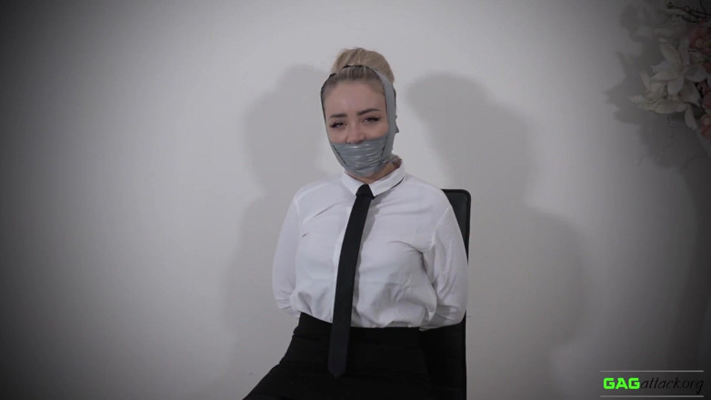 Gag Attack: Aubrey - doppelter PVC-klebebandknebel