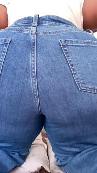 Une MILF à gros cul pète en jean