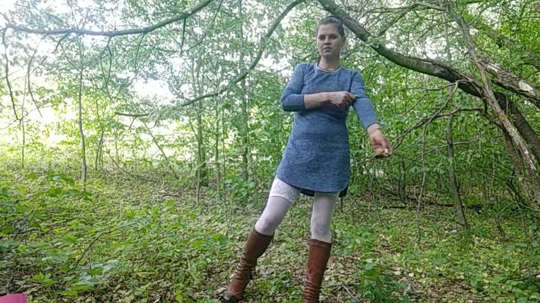 DirtyLubov: Se masturber dans la forêt avec des plugs anaux