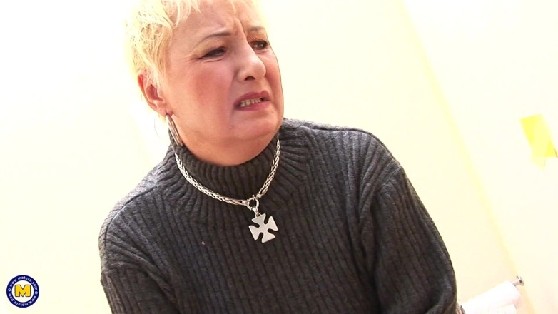 Mature NL: 彼女は栄光の穴からカミングするのが大好きです