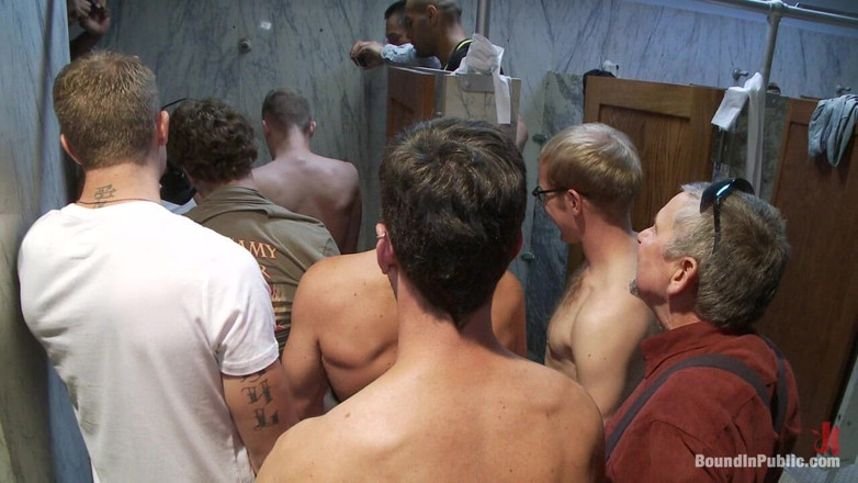 Bound in public: Brian Bond queda atrapado en un festival de mear y...