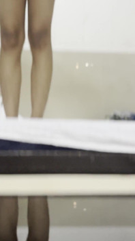 Cewek sange ini lagi asik muasin memeknya sendirian di kamar hotel