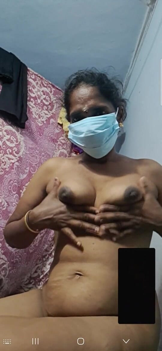 Jayaselvi: Tamil teyze göğüslerini ve amcığını oynuyor