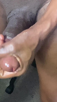 시어 버터를 곁들인 흑인 트랜스우먼