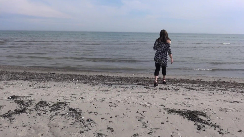 Cumdrinking Wife: Gangbangowany przez przypadkowe spotkania na plaży
