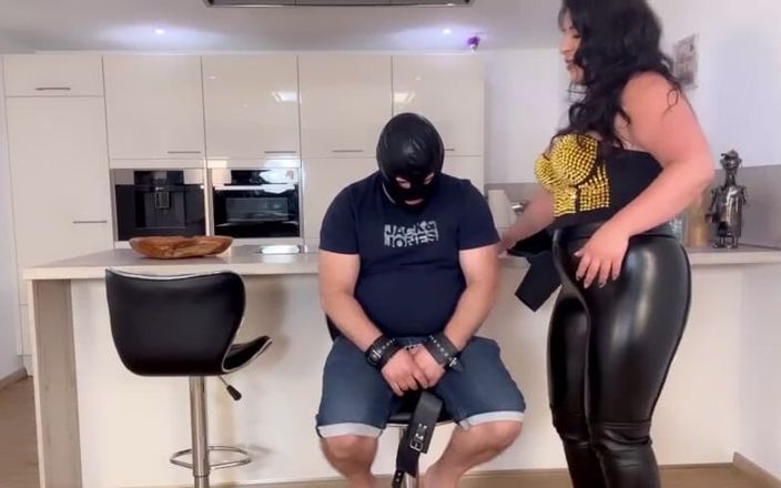 LadyAyse5: Buď dalším otrokem, služ mi!