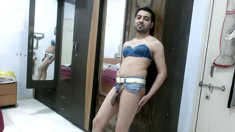Cute & Nude Crossdresser: Calda sissy travestito femboy Sweet Lecca-lecca in un reggiseno di...