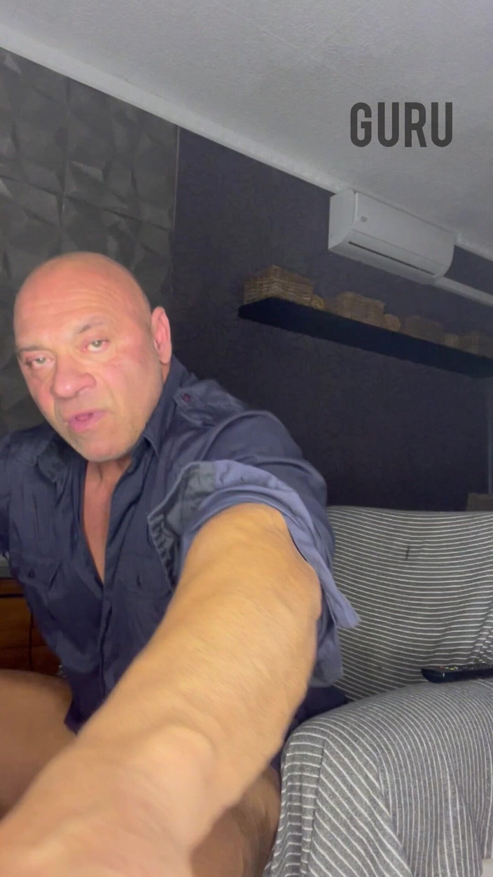 Mr. Guru: Wank Solo doma Líbí se mi toto tričko