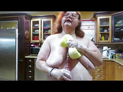 BBW nurse Vicki adventures with friends: विशालकाय सुन्दर नर्स vicki गीले साबुन के फर्श को पोंछती है फिर शरारती लड़कों से बात करते हुए विशाल डिल्डो और स्पंज के साथ खेल रही है