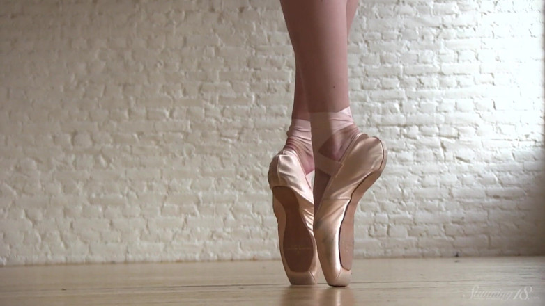 Stunning18: Ballerina beim trainieren