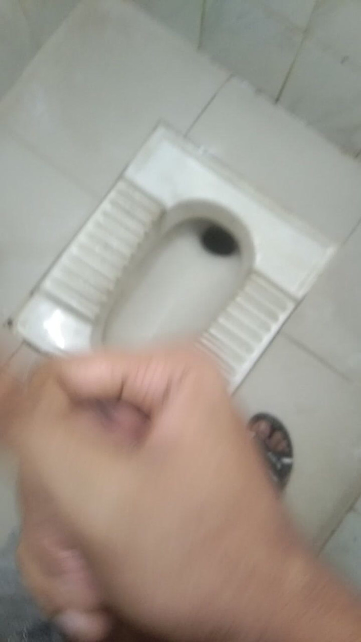Viral_tiktokar: I Went to the Office Bathroom and Beat Myself up