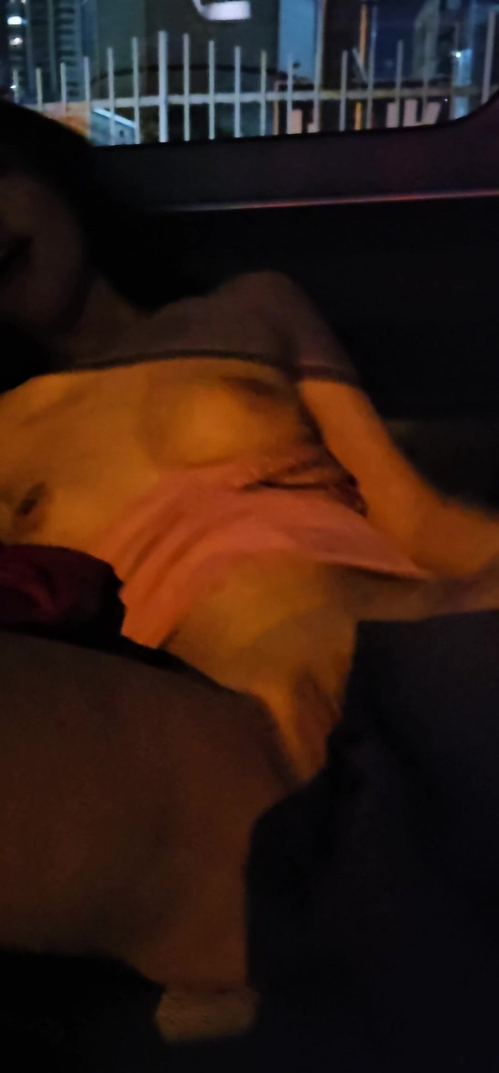 Foxybunnies: Zeița asiatică este cu degetul și jucată într-un taxi în mișcare