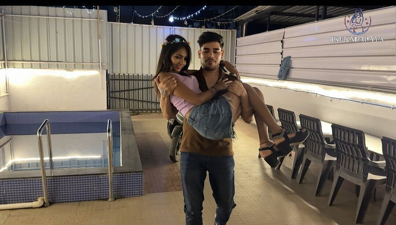 Rolexpapaya: 情人把他的女友带回家，和她做爱。