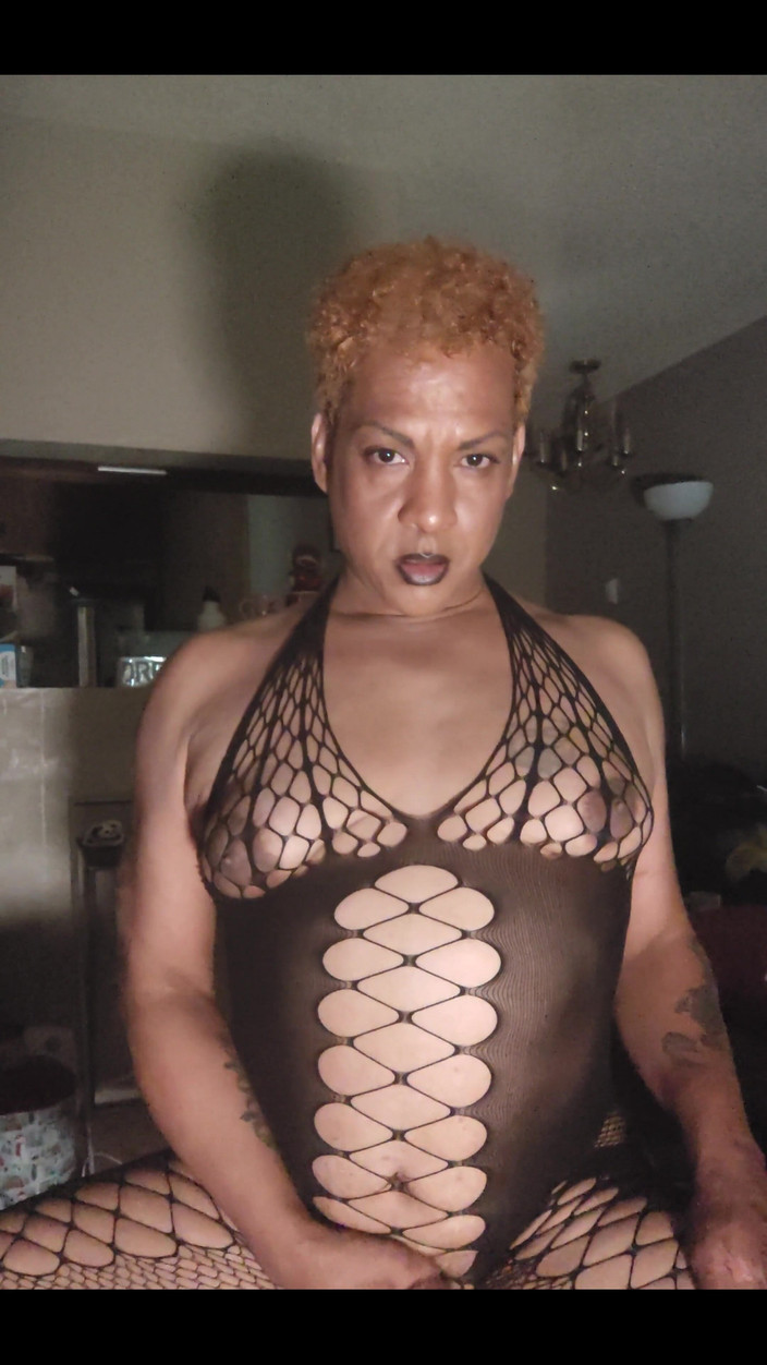 KNKY Bee: Samozřejmě, moje holka čůrák funguje a já ho používám.