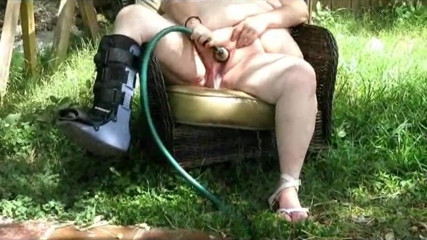 BBW nurse Vicki adventures with friends: Su hortumu ile tıbbi çizme çıplak mastürbasyonu giyiyor