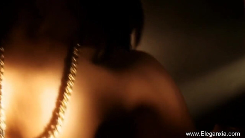 Eleganxia: Une Indienne sexy danse lentement